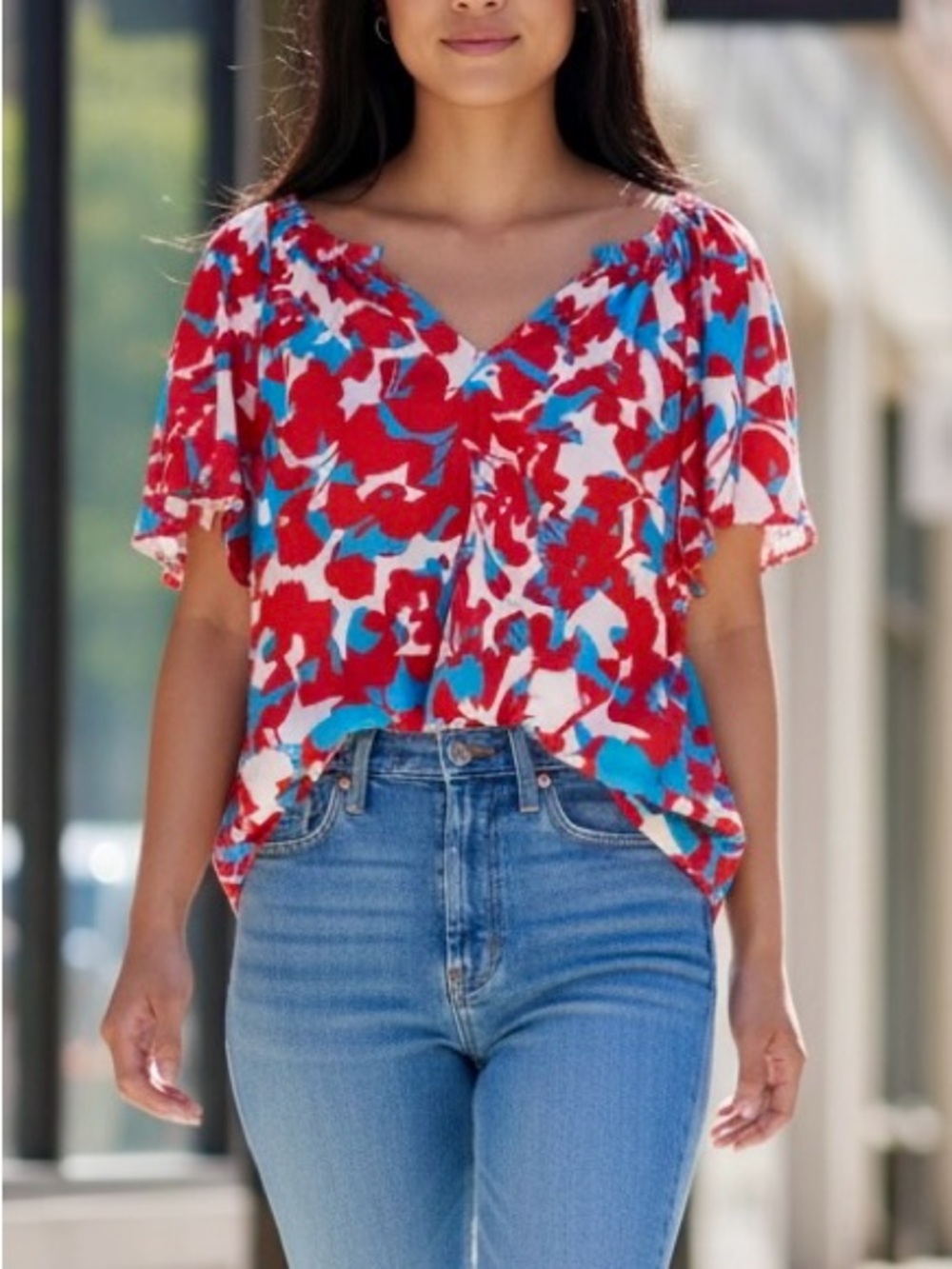 NWOT Adelyn Rae Ailan Floral Print V - Neck Short Sleeve Top Medium